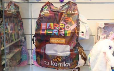 Petoak eta banderolak salgai Iratxon