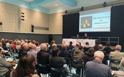 Jende ugari bildu da 'Zer ezkutatzen du hiribilduak' hitzaldian