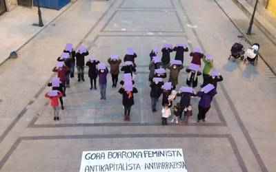 Larunbat gauean hainbat eraso sexista izan zirela salatu du Aiako emakume taldeak