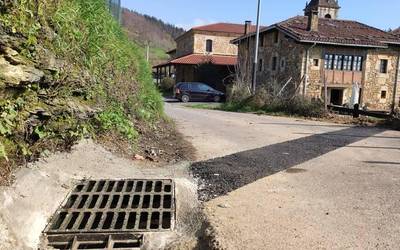 Atxondoko Udala euri urak bideratzeko kanalizazioa hobetzen dabil Axpen
