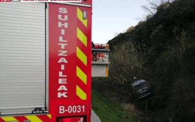 Istripua autopistan eta kontrako norabidean autobian