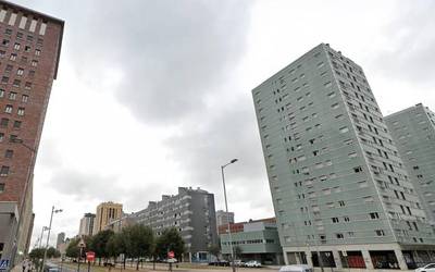 Ume bat erori da Salburuko eraikin bateko bosgarren pisutik