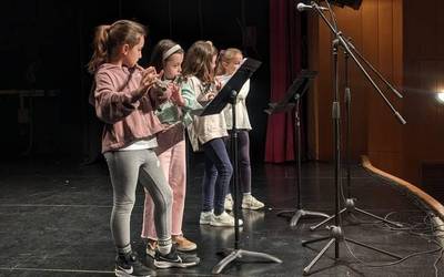 Txori txiki musika eskolako ikasleek entzunaldia eskaini dute