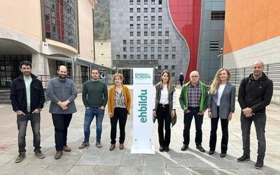 Osakidetzaren "gainbehera" salatu eta "zutik jartzeko" proposamena aurkeztu du EH Bilduk