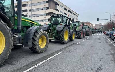 [ERREPORTAJEA] Traktoreen mobilizazioak eta nekazari txikien isildutako aldarriak… zerk eragin du presio eltzea dirudien koktel hau?
