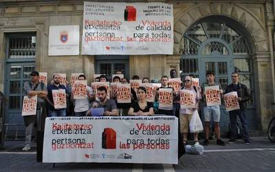 Haritu: "Familia batzuek sei hilabete daramatzate hotel batean"
