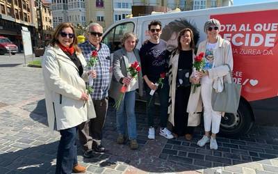 'Erabakia zurea da' lelopean, larrosak banatzen aritu da PSE-EE