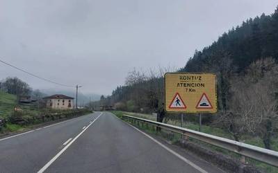 Gordexolako errepideko konkorrak kentzea eskatu diote Artziniega eta Aiarako alkateek bertako Udalari