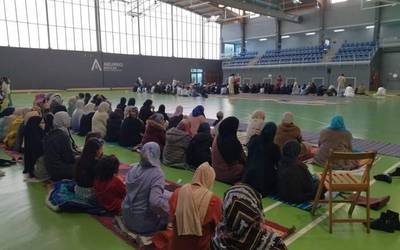 Ramadanaren bukaera jaia ospatu dute Bañueta kiroldegian