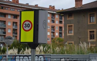 Udalak trafikoa baretzeko sistema eguneratuko du abiadura-radar ibiltari batekin