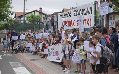 18 familiari Zaraobe Institutuan matrikulatzea ukatu diete eta itunpeko ikastetxe batera bideratu dituzte, salatu dutenez