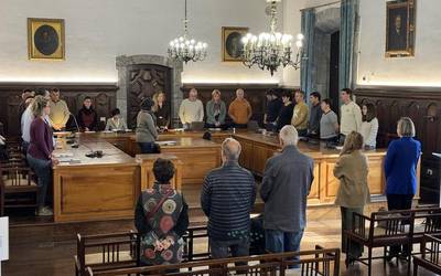 Ardanzaren omenezko minutuko isilunea egin du Arrasateko udalbatzak