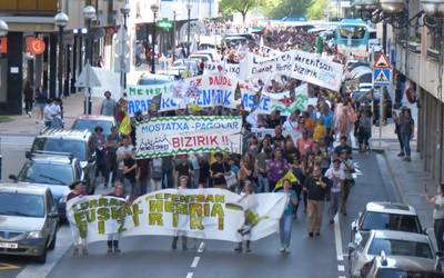 Manifestazio jendetsua Azpeitian, lurraren defentsan