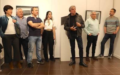 Denborari eta argiari buruz berba egiten duten eskulturak ikusgai, Oreka Art galerian