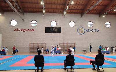 Gipuzkoako eskolarteko karate txapelketak hartu du kiroldegia