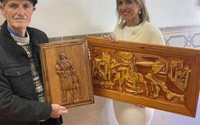 Joxe Etxeberriak ondutako bi egur-lan ezarri dituzte kultur etxean