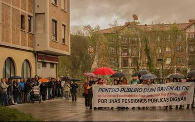Mugimenduaren seigarren urteurrena ospatzeko eta pentsio publiko duinak aldarrikatzeko mobilizazioa egin du Uribe Kostako Pentsionisten Plataformak