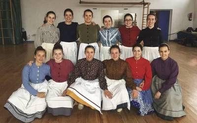 Tantirumairu euskal folklore taldeko helduen emanaldia izanen dute apirilaren 20an Lesakan