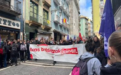 'Ikas baldintzak jokoan' goiburuarekin manifestazioa egin du Ikasleria Martxan erakundeak