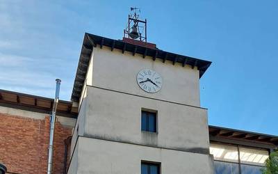 Garai Plazako erlojuaren dorrea goitik behera apaintzeko mural bila dago Artziniegako Udala