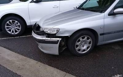 Kejie ta desditxie: "Aparkatutako autoari, kolpea"