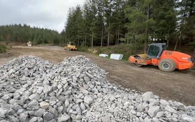 Lanak Aramaio eta Legutio lotzen dituen errepide ondoan