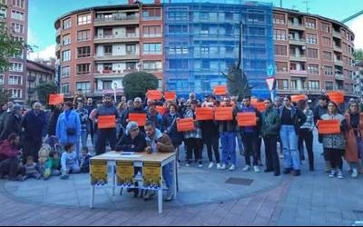 Espazio publikoa eta Kale salmenta arautuko dituen ordenantza berriagaz desadostasuna adierazteko agerraldia egin dute Zornotzan