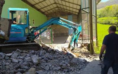 Anizko frontoira sartzeko bidea zelaitu dute auzolanean