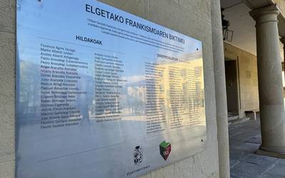 Frankismoaren biktimen omenezko plaka prest da udaletxeko fatxadan