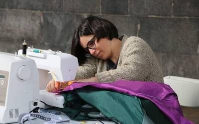 Arropak konpontzeko elkartu dira zenbait herritar Kontzejupean, moda jasangarriaren alde