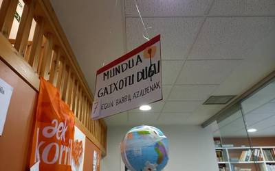 Hau jarri dute ikasle batzuek euskaltegian. #munduagaixotudugu