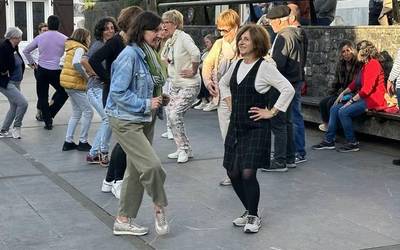 Mutxikoak eta bertze dantza herrikoiak dantzatuz arratsalde ederra pasatu dute Arantzan