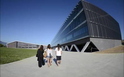 Gizon bat atxilotu dute Leioako campuseko emakumeen komunetan grabatzeagatik