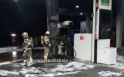 Ertzaintzak gizon bat atxilotu du Avanzadako gasolindegian sutea eragiteagatik