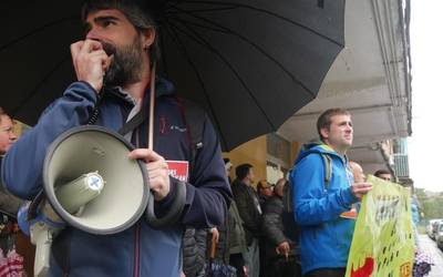 Eguraldi petralak ez du ekidin Envases eta Imegar enpresetako kaleratzeen aurkako protesta
