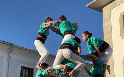 Vilafranca del Penedes herriko castellers-ek erakustaldi ederra eskaini dute Aretxabaletan