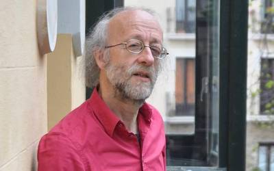 Pello Lizarralde: "Gauza batzuk ahazteak bizitza eramangarri egiten laguntzen du"