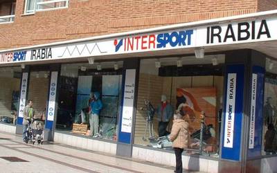 Irabiak Iruñeko bere bi kirol dendak itxiko ditu
