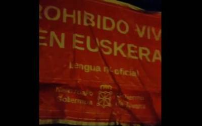 'Euskaraz bizitzea debekatuta' dioen pankarta zintzilik jarri du errepide-kartel batean EHE-ek
