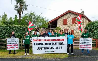 Bruno Le Maireren bigarren etxebizitzaren aitzinean aberatsak zergapetzea galdetu dute Bizi!k eta Aldak Senperen