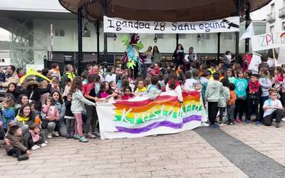 Giro paregabean ospatu dute Aniztasun Izpiak Kilometroak Txikia festa Azpeitian
