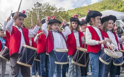 Etxaurren Ikastolako haurren danborradak girotu du Aiarako Jaietako igande goiza