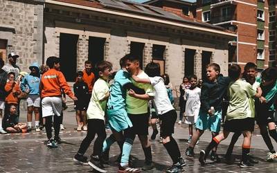 Futbola plazara atera dute Etorkizuna taldeko kideek