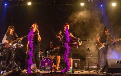 [BIDEOA] 'Barau eta ase' abestia kaleratu du Haize-arrosak