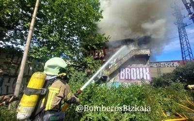 Hiru pertsona ospitaleratu dituzte Erandioko etxebizitza abandonatu batean izandako sute batengatik