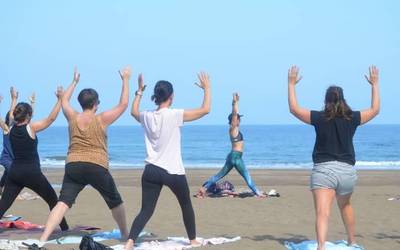 Hondartzako yoga ikastarorako izen ematea zabalik dago Emakumeon Etxean