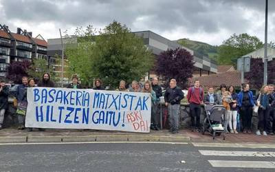 Donibane Lohizuneko hilketa matxista salatzeko karrikara atera dira Beran