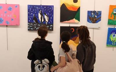 Krabelin pintura eskolako ikasleen margolanak ikusgai erakusketa gelan