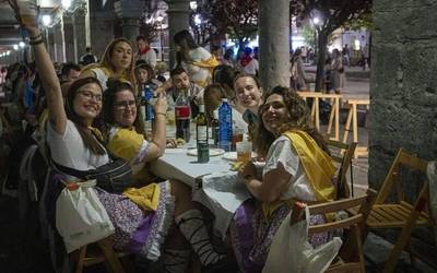 Urduñako ehunka gazte bildu ditu gazte Asanbladak antolaturiko kuadrillen arteko afariak