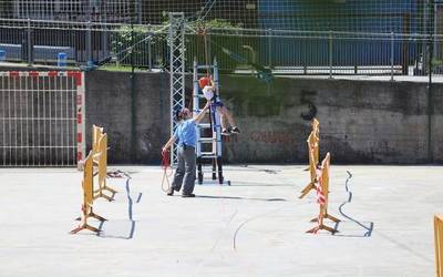 Elgetan ospatzen ari diren Puntaik Punta, argazkitan